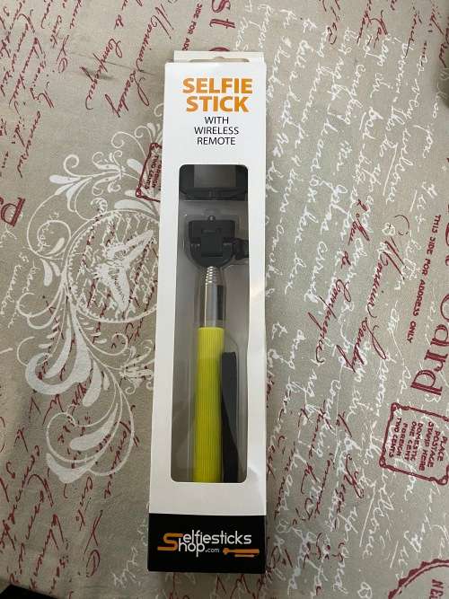 [HIGH QUALITY] Selfie stick with wireless remote