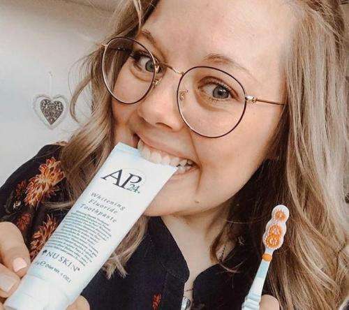 Whitening Fluoride Toothpaste AP 24