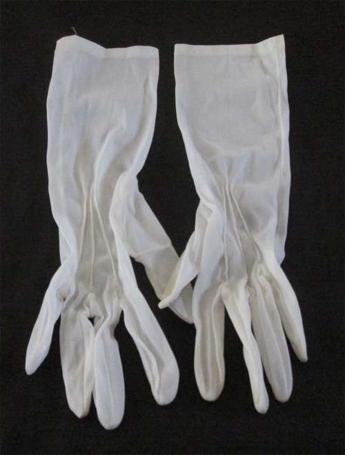 Chiffon White / Cream Pair of Stretch Ladies Gloves