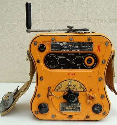 WORLD WAR II LIFE RAFT "GIBSON GIRL" RADIO EMERGENCY TRANSMITTER BC-778 D FOR PILOTS