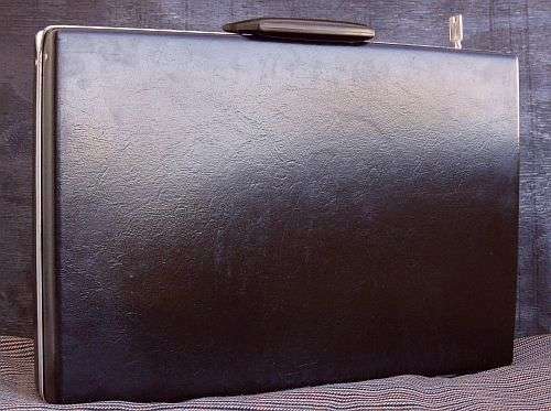 VINTAGE "SAMSONITE" BLACK CLASSIC ATTACHE' CASE 1962-1984 VERY GOOD CONDITION  WITH KEY