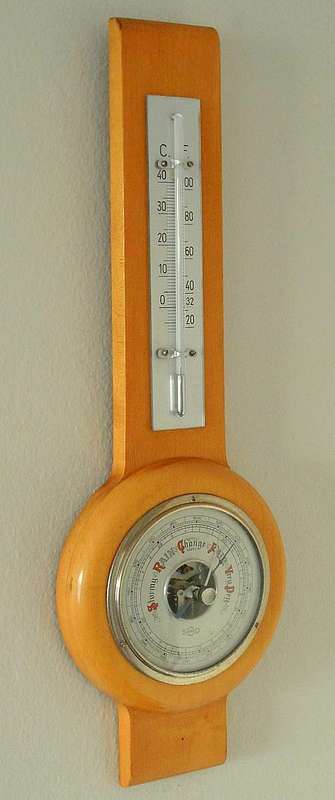 ANEROID BAROMETER `SUNDO`( STAECKER and OLMS SINCE 1882 ) THERMOMETER BEECHWOOD CASE 194050s GERMANY
