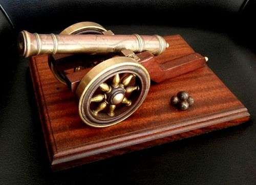 MODEL CANON COPPER AND BRASS,ENGRAVINGS ON GUN BARREL ,WOODEN AND BRASS WHEELS  ETC.
