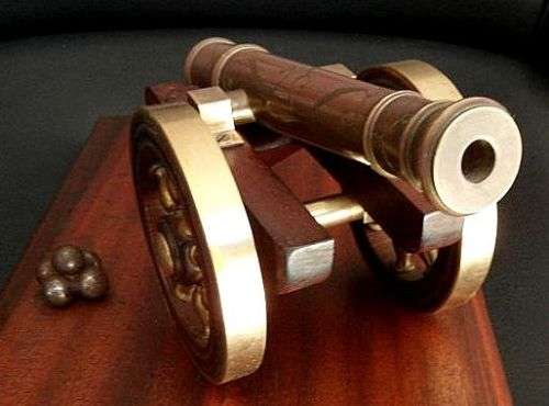 MODEL CANON COPPER AND BRASS,ENGRAVINGS ON GUN BARREL ,WOODEN AND BRASS WHEELS  ETC.