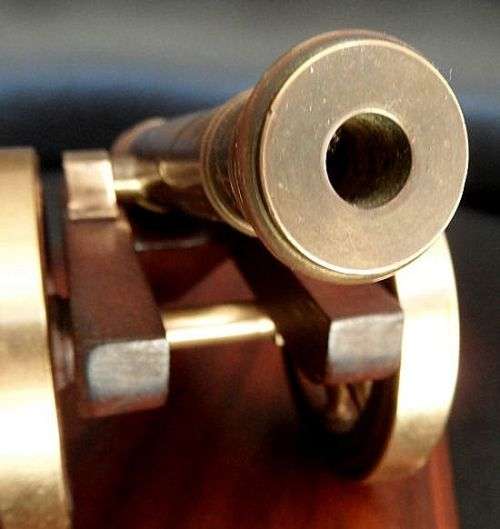 MODEL CANON COPPER AND BRASS,ENGRAVINGS ON GUN BARREL ,WOODEN AND BRASS WHEELS  ETC.