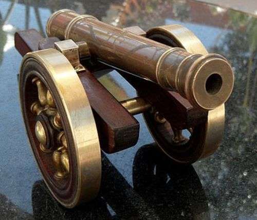 MODEL CANON COPPER AND BRASS,ENGRAVINGS ON GUN BARREL ,WOODEN AND BRASS WHEELS  ETC.
