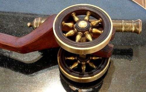 MODEL CANON COPPER AND BRASS,ENGRAVINGS ON GUN BARREL ,WOODEN AND BRASS WHEELS  ETC.