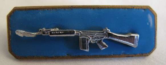 SAAF SHARPSHOOTER QUALIFICATION BADGE - 2 PIECE.  CHROME ON ENAMEL BACKING.  2 PINS.