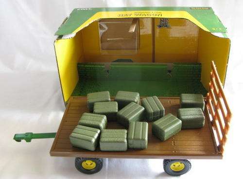 JOHN DEERE HAY WAGON DIE CAST.  SCALE 1:16 MADE BY ERTL 2005.  CONDITION: MINT IN BOX.