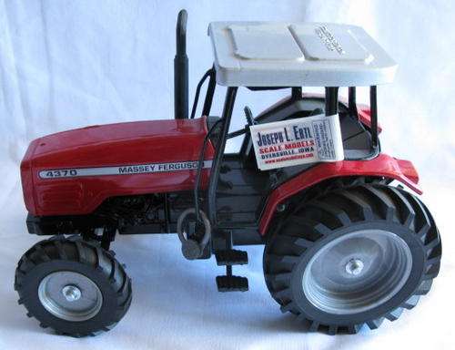 MASSE FERGUSON DIE CAST COLLECTORS MODEL.