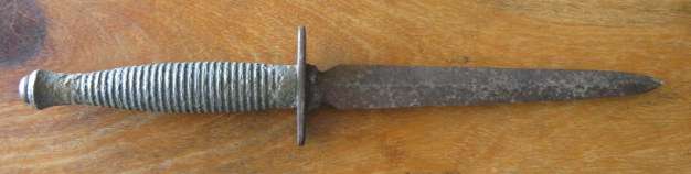 ENGLISH FAIRBAIRN SYKES COMMANDO KINFE, 3RD PATTERN WITH TURNED & RIBBON GRIP.