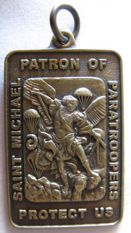 SA PARACHUTE SAINT MICHAEL PENDANT.  BRASS WITH PLAIN REVERSE.  GUARANTEED ORIGINAL!!  NOTICE DETAIL