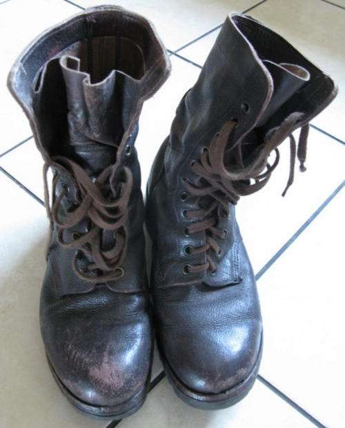SA PARACHUTE PAIR OF BOOTS (JUMPERS) SIZE 11.  USED BUT GOOD CONDITION.