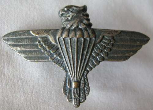 44 PARACHUTE BRIGADE, GREY METAL BERET BADGE.  APPROVED IN 1984.  2X SCREW LUGS.  ORIGINAL.