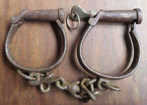VINTAGE POLICE -LEG IRONS