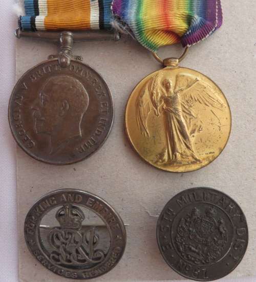 WW 1 MEDAL PAIR WITH SILVER NUMBERED ISSUE WAR BADGE & BUTTON HOLE BADGE NAMED:TO PTE:W.E. DENNANT 6