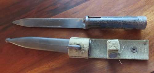 R1 BAYONET WITH PLASTIC SCABBARD