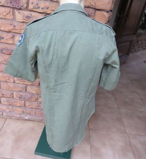 RHODESIAN OLIVE GREEN,SHORT SLEEVE SHIRT WITH 2X FORMATION SHOULDER PATCHES-SIZE MEDIUM-MEASURES  54