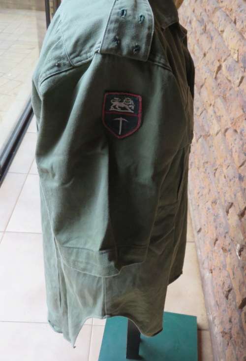 RHODESIAN OLIVE GREEN,SHORT SLEEVE SHIRT WITH 2X FORMATION SHOULDER PATCHES-SIZE MEDIUM-MEASURES  54