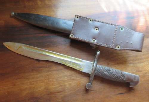 SPANISH 1941 BAY0NET WITH BOLO BLADE,METAL SCABBARD & LEATHER FROG-WOOD GRIPS-OVERALL LENGTH 37CM-VE