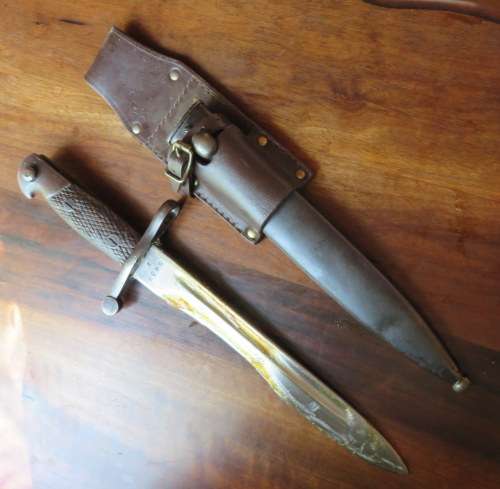 SPANISH 1941 BAY0NET WITH BOLO BLADE,METAL SCABBARD & LEATHER FROG-WOOD GRIPS-OVERALL LENGTH 37CM-VE