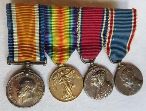 MINIATURE WW1 GROUP OF 4