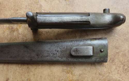 ITALIAN 1870/15 BAYONET WITH LONG LEAF SPRING-METAL SCABBARD-OVERALL LENGTH 36,3CM