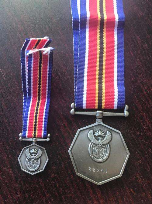 SANDF TSUMELO IKATELAHO GENERAL SERVICE MEDAL-FULL SIZE + MINIATURE-FULL SIZE NUMBERED