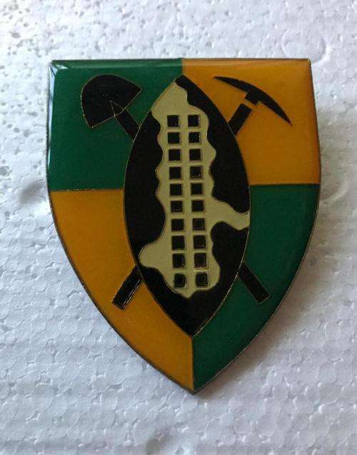 GROUP 11 HQ (DUNDEE) FLASH- ORIGINAL- 2 PINS