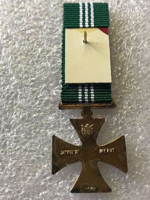 MINIATURE SA PRISONS SERVICE CROSS FOR MERIT (CPM) (1980)SILVER MARKINGS ON THE BACK