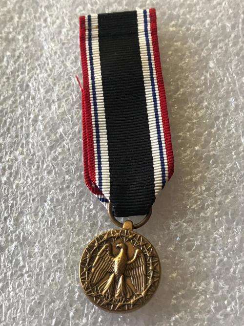US MINIATURE POW MEDAL (PRISONER OF WAR)