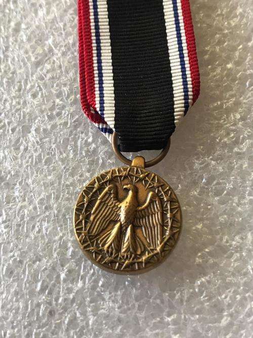 US MINIATURE POW MEDAL (PRISONER OF WAR)
