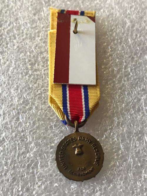 US MINIATURE MEDAL FOR ACHIEVEMENT IN THE RESERVE FORCE