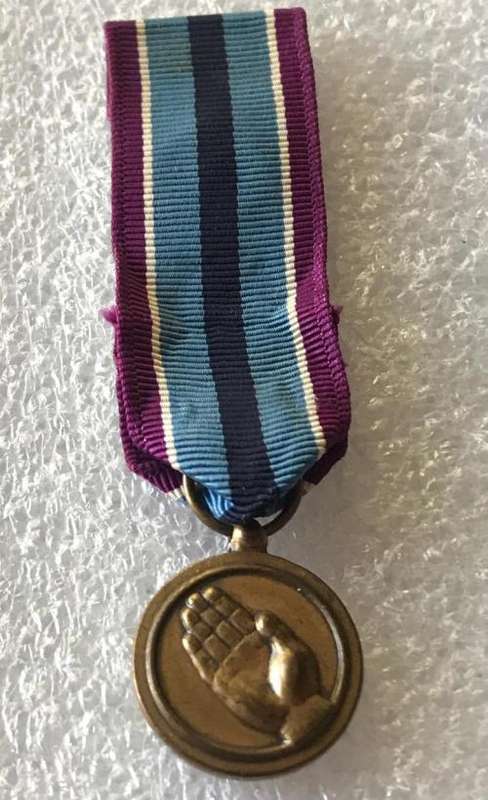 US MINIATURE MEDAL FOR HUMANITARIAN SERVICE