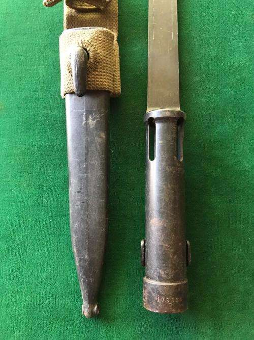 R1 BAYONET WITH SCABBARD & FROG