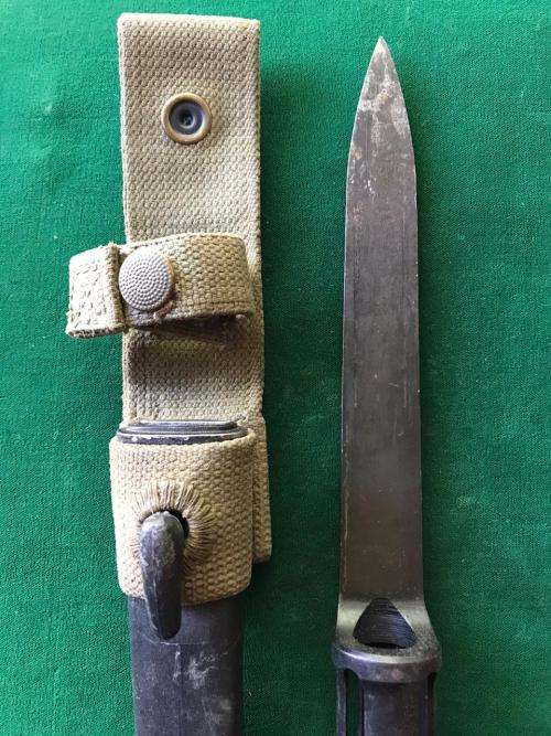 R1 BAYONET WITH SCABBARD & FROG