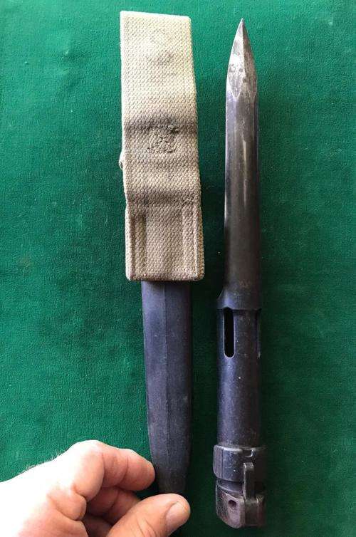 R1 BAYONET WITH SCABBARD & FROG