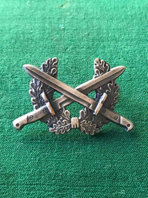 SOUTH WEST AFRICA (NAMIBIA) INFANTRY CAP BADGE- 2X SCREW LUGS