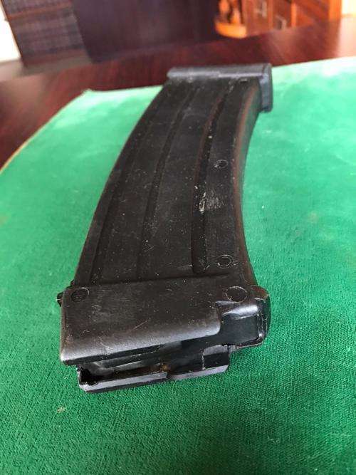 R4 PLASTIC MAGAZINE-VERY GOOD WORKING CONDITION