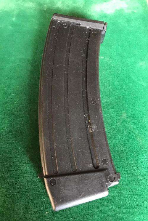 R4 PLASTIC MAGAZINE-VERY GOOD WORKING CONDITION