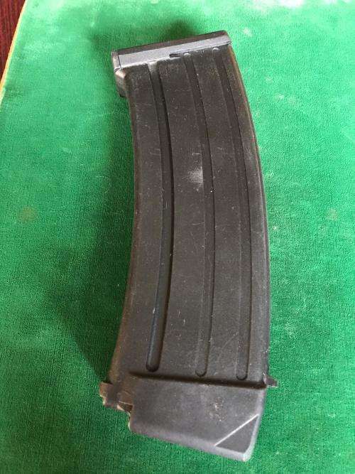 R4 PLASTIC MAGAZINE-VERY GOOD WORKING CONDITION