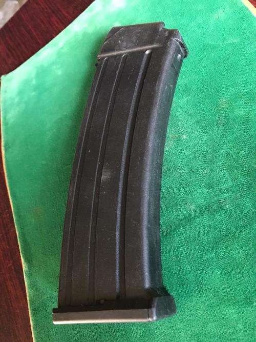 R4 PLASTIC MAGAZINE-VERY GOOD WORKING CONDITION