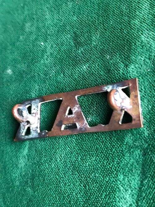 KINGS AFRICAN RIFLES BRASS TITLE-WORN 1920`S-1940`S- 2 LUGS