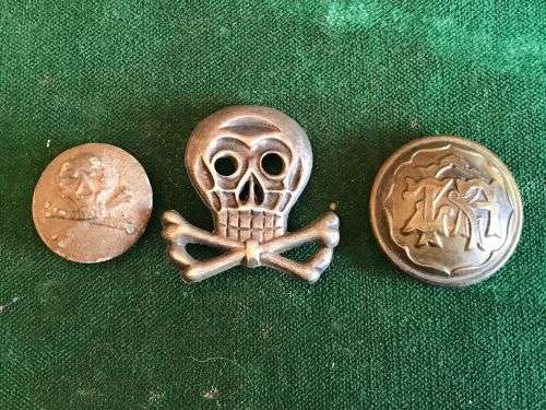2X BOER WAR ZAR BUTTONS AND JOHANNESBURG VRIJWILLIGER CORPS WHITE METAL BADGE-WORN 1894-1899-THE BUT
