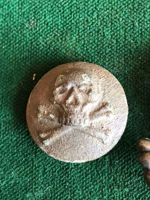 2X BOER WAR ZAR BUTTONS AND JOHANNESBURG VRIJWILLIGER CORPS WHITE METAL BADGE-WORN 1894-1899-THE BUT