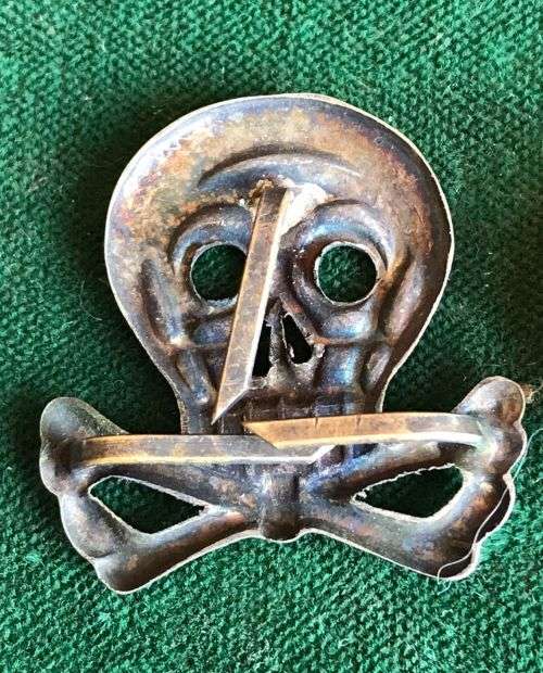 2X BOER WAR ZAR BUTTONS AND JOHANNESBURG VRIJWILLIGER CORPS WHITE METAL BADGE-WORN 1894-1899-THE BUT