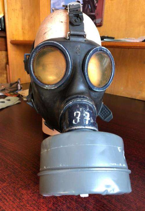 GERMAN WW2 LUFTWAFFE OR LUFTSCHUTZ GASMASK-USED BY COMBAT TROOPS AND LUFTWAFFE SOLDIERS IN FIELD DIV
