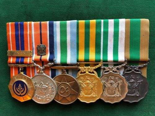 FULL SIZE SADF COURT MOUNTED MEDAL GROUP-THE PRO PATRIA EARLY WITH SWIVEL SUSPENDER