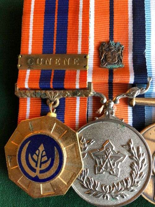FULL SIZE SADF COURT MOUNTED MEDAL GROUP-THE PRO PATRIA EARLY WITH SWIVEL SUSPENDER