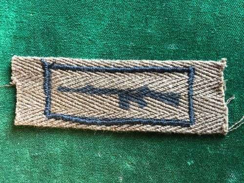 SADF PERIOD MARKSMAN BADGE PRINTED ON NUTRIA WITH EMBROIDERED BORDER AROUND RIFLE